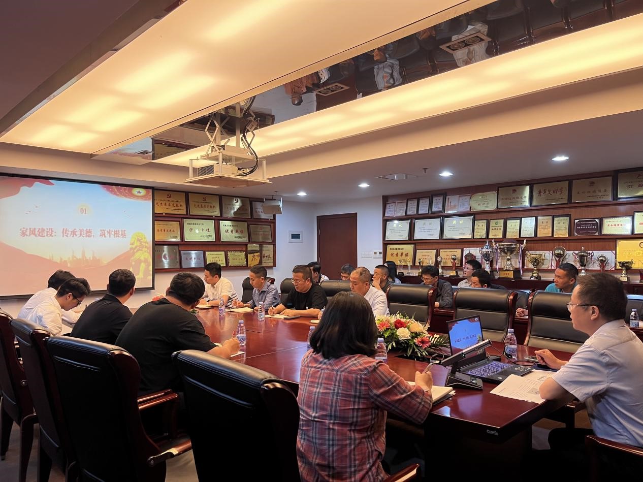 “家风纪法共筑廉洁防线”专题党课开讲.jpg